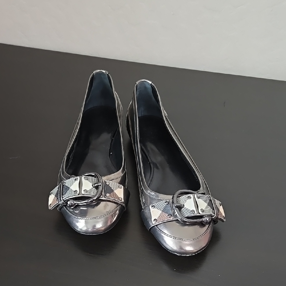 Burberry Patent Leather Silver Flats with Metallic Finish and Buckle Size 38